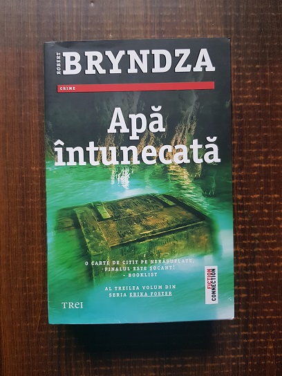Robert Bryndza – Apa intunecata